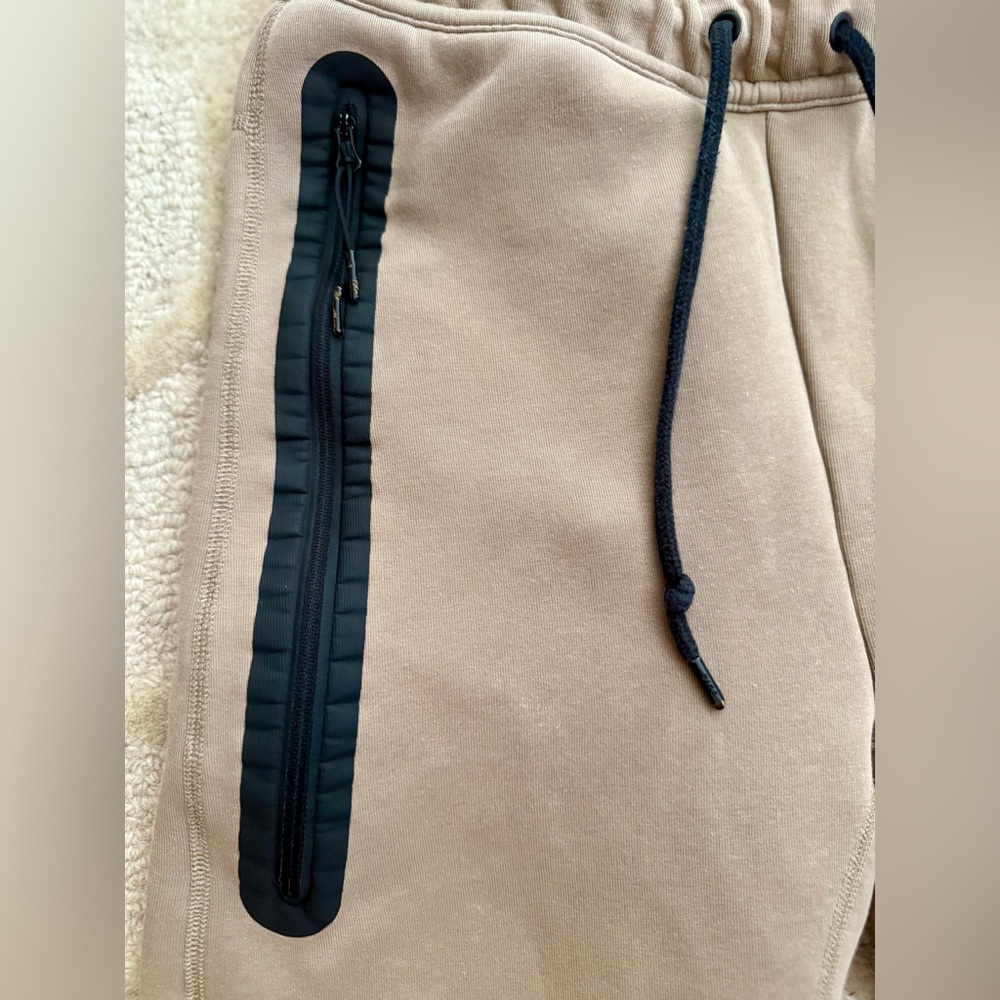 Nike Men’s Joggers - tan, small, EUC - Picture 4 of 5